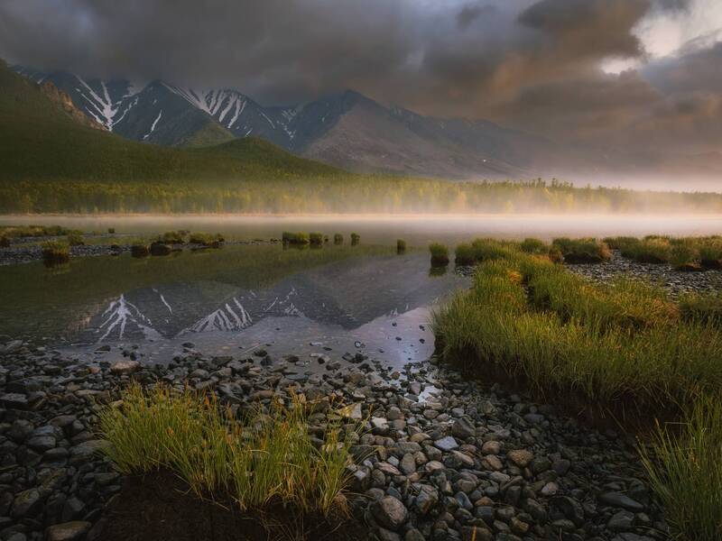 Туманный рассвет у подножия Байкальского хребта фото превью