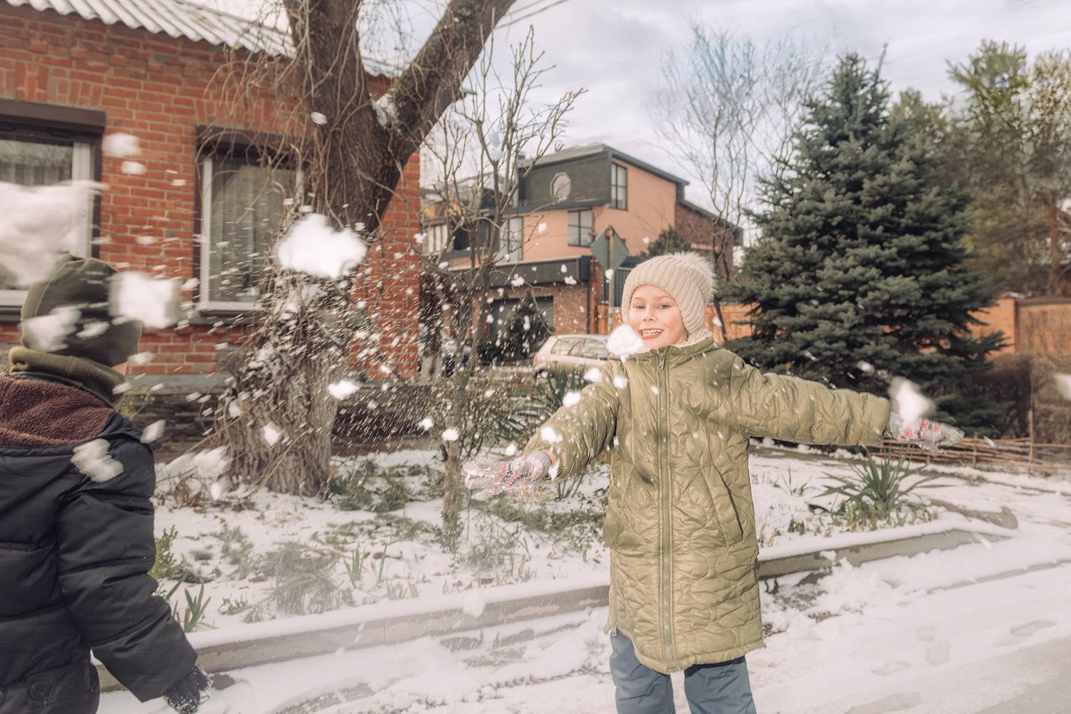 снежки, зима, детскаязабава, снег,  Мария