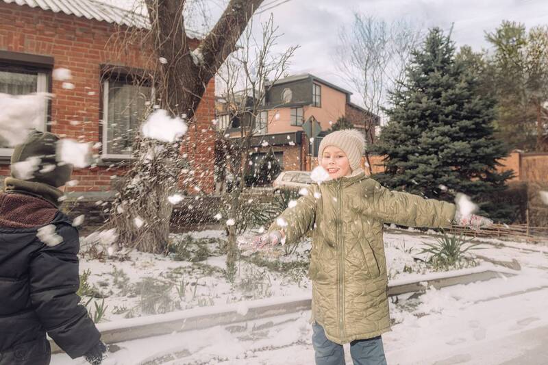 снежки, зима, детскаязабава, снег Снежки фото превью