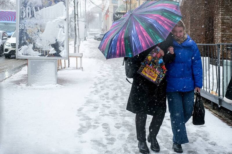 зима, город, улица, снег, прохожие Снегопад... фото превью