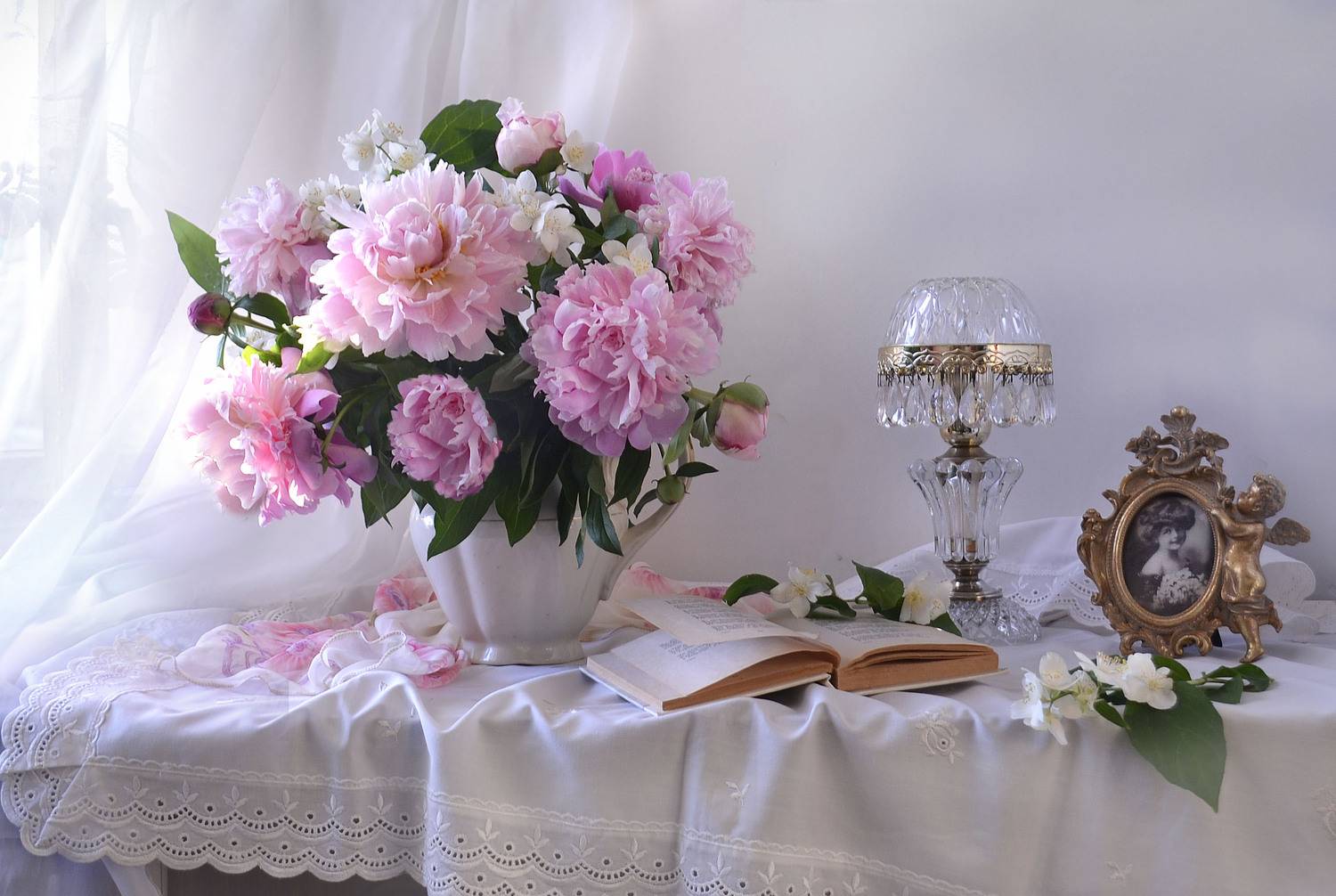 still life, натюрморт, цветы, фото натюрморт, лето, июнь, пионы, лампа, книга, жасмин., Колова Валентина