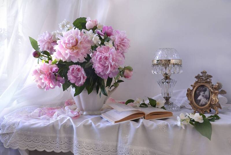 still life, натюрморт, цветы, фото натюрморт, лето, июнь, пионы, лампа, книга, жасмин. И бело-розовая нежность... фото превью