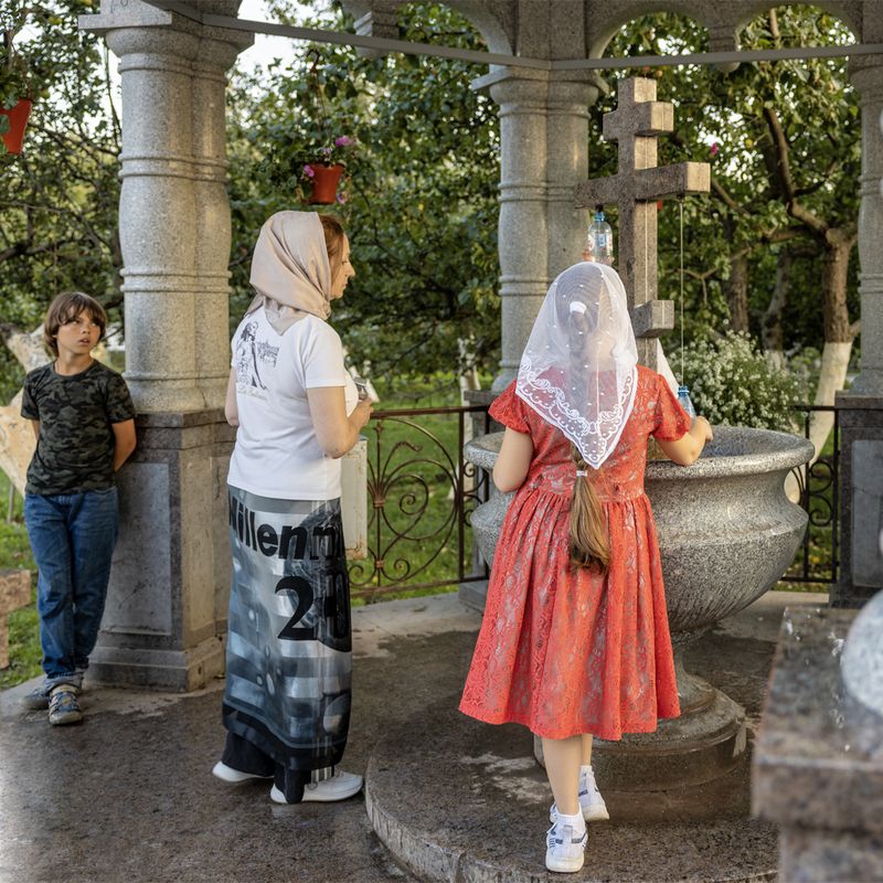 У святого источника фото превью