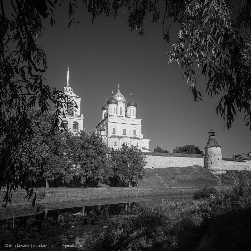 Kremlin, Pskov region, Russia, architecture, building, cathedral, church, fortress, summer, temple, wall, Кремль, Псков, Пскова река, Псковская область, Россия, Троицкий собор во Пскове, архитектура, здание, крепость, лето, собор, стена, храм, церковь Свято-Троицкий собор и стены Псковского Кремля фото превью