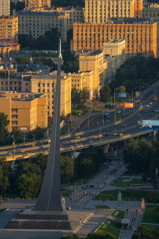Монумент покорителям космоса на закате фото превью