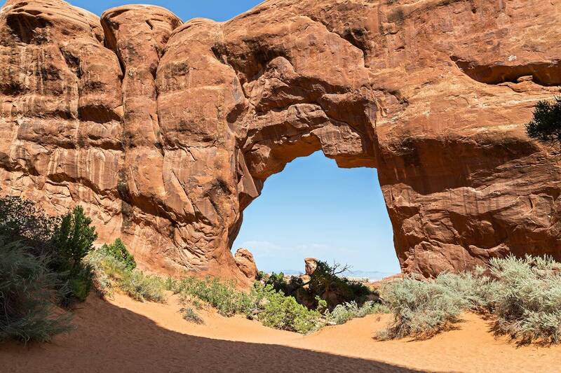 пустыня, камни, сосна, арка, национальный парк арки, песчаник, юта Сосновая арка фото превью