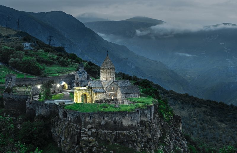 Татевский монастырь ранним утром фото превью