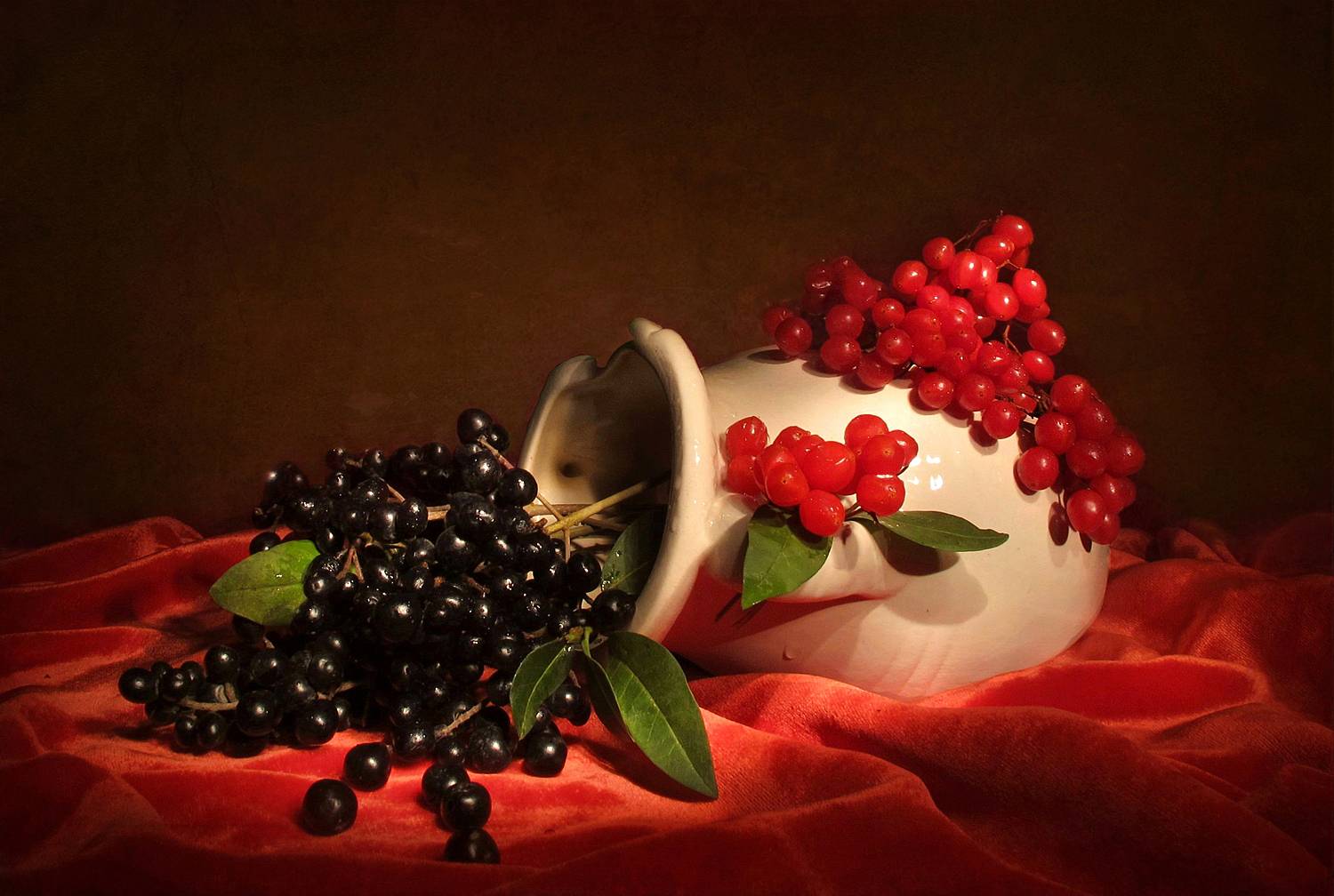 натюрморт, ягоы черные и красные, кувшин, красный бархат, Алла Шевченко
