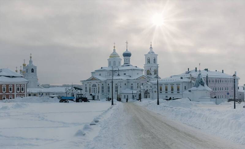 церкви, колокольни, дорога, трактор Снежная зима фото превью