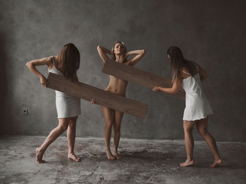 девушки, изящные, полуобнажённые 3 грации фото превью