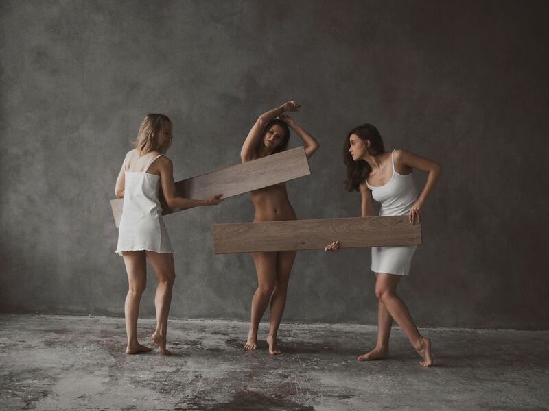 девушки, изящные, полуобнажённые 3 грации фото превью