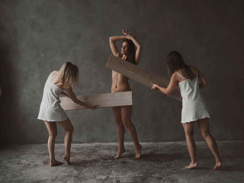 девушки, изящные, полуобнажённые 3 грации фото превью