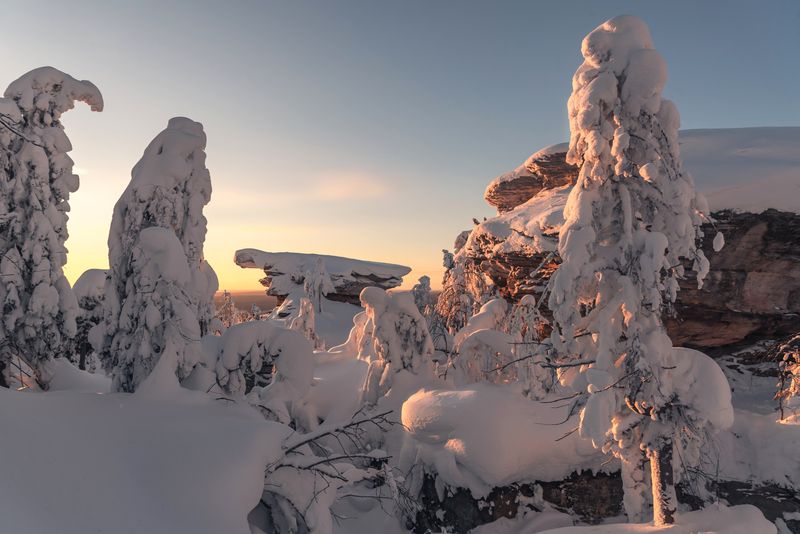 Пробираясь через снег фото превью