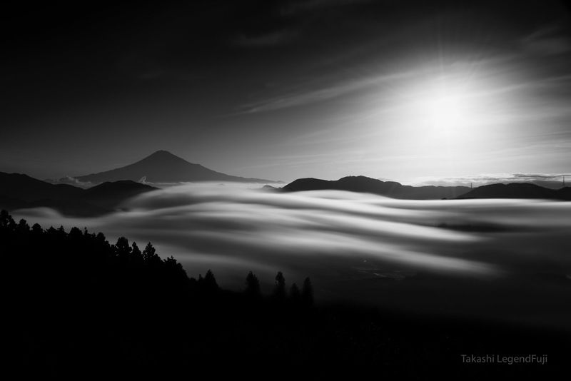 fuji,mountain,cloud,japan,sun,sunrise,sunshine,tree,black,white,wonderful,beautiful, Flow of clouds фото превью
