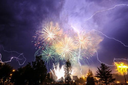 Салют на фоне грозы