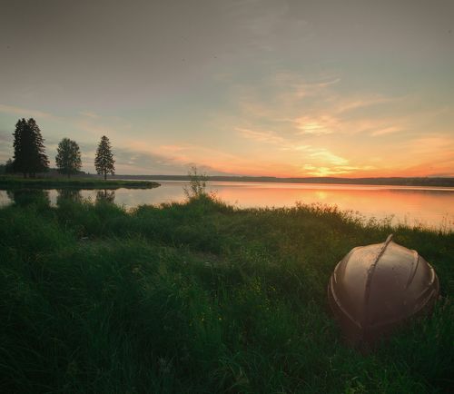 закат на берегу пруда 