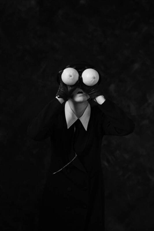 conceptual photographer, surrealism, magritte, portrait with oranges, art photography, black and white Orange look фото превью