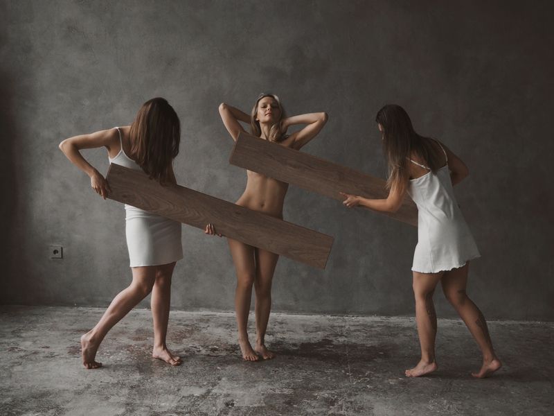 девушки, изящные, полуобнажённые 3 грации фото превью