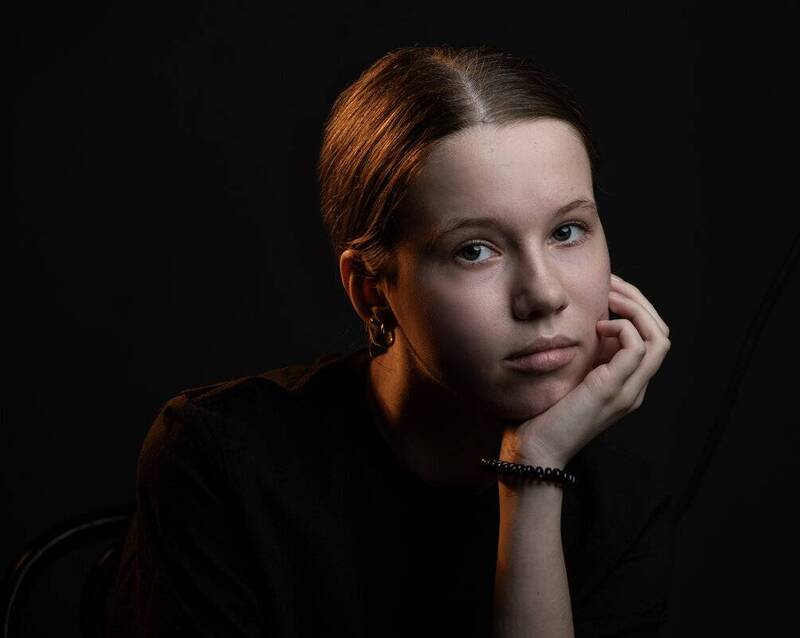 портрет молодой девушки фото превью