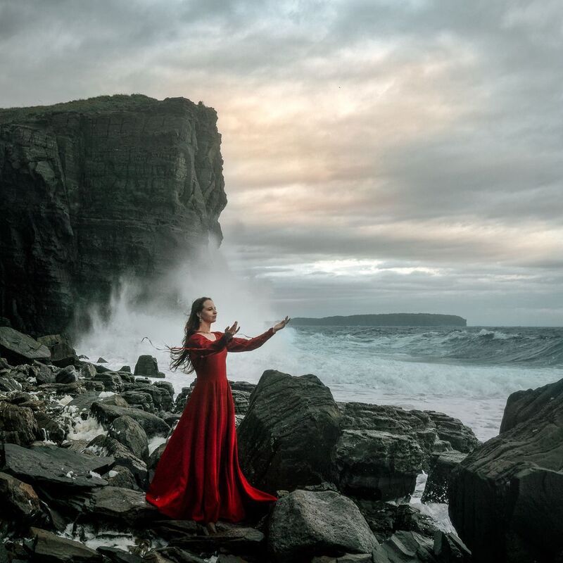 приморье, приморский край, Тобизина, мыс, шторм, буря, красный, красное платье, девушка, море, стихия, ветер В своей стихии фото превью