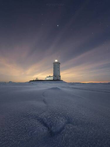 Маяк Толбухин зимней ночью
