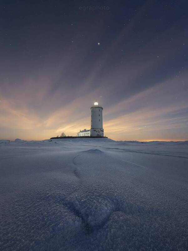 Маяк Толбухин зимней ночью фото превью
