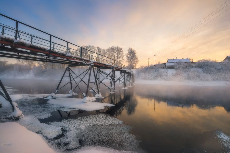 Утро у пешеходного моста фото превью