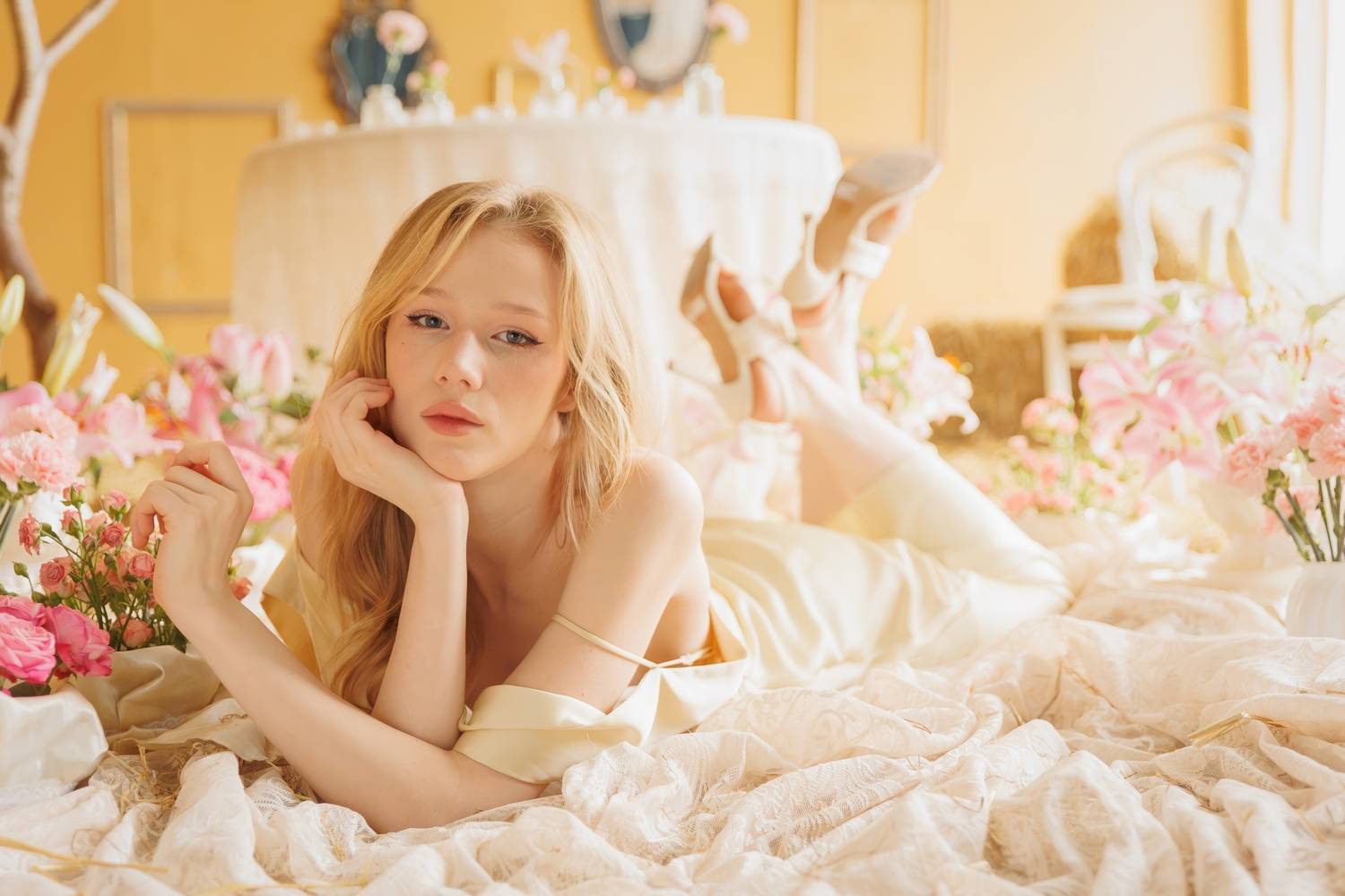 портрет, женский портрет, fine art, natural light, естественный свет, теплый свет, soft light, beauty, dreamy, нежность, тишина, спокойствие, пастель, золотой час, интерьер, спальня, цветы, флористика, лилии, розы, сатин, платье, fashion portrait, editori, Pavel Rebruk