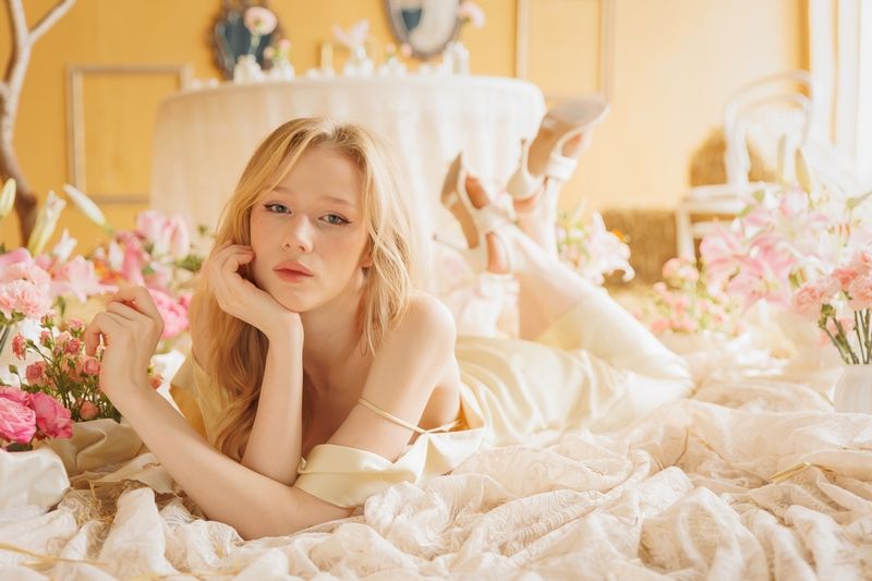 портрет, женский портрет, fine art, natural light, естественный свет, теплый свет, soft light, beauty, dreamy, нежность, тишина, спокойствие, пастель, золотой час, интерьер, спальня, цветы, флористика, лилии, розы, сатин, платье, fashion portrait, editori Ульяна фото превью