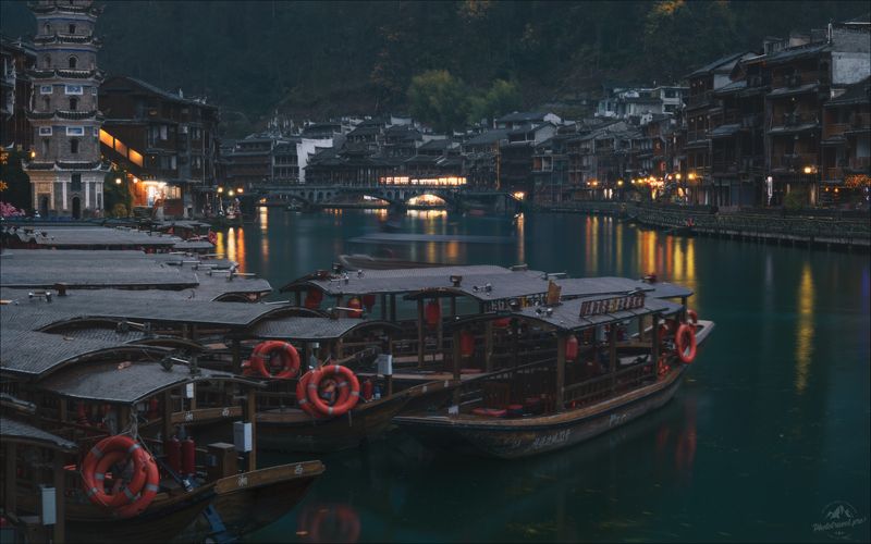 фэнхуан, город на воде, китай, фототур в китай, фототуры 2026, фотопутешествие в китай Вечерний Фэнхуан фото превью