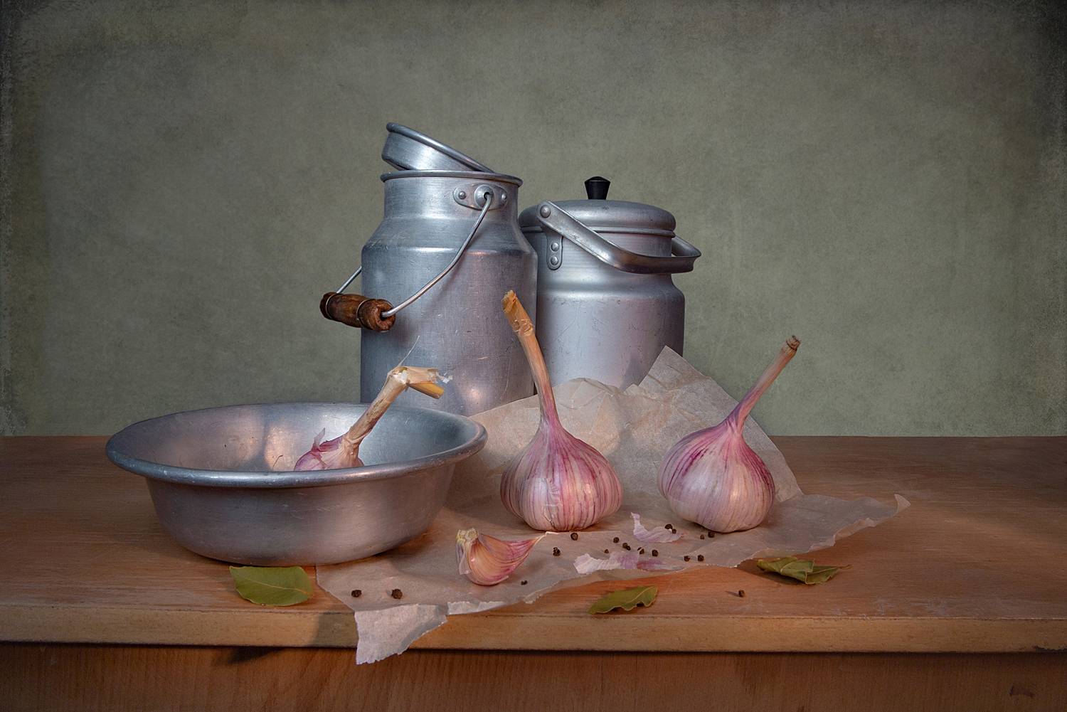 натюрморт, чеснок, чашка, лавровый лист, бидон, бумага, перец, Алла Шевченко