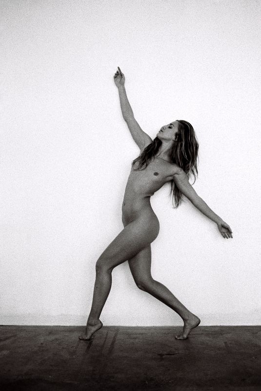 artistic nude, fine art photography, black and white, dance photography, kodak tri x, film photography, canon ae1, analog photography, monochrome, movement, expressive, figure study, fine art nude, nude art, dance, contemporary dance, body in motion, arti Terez фото превью