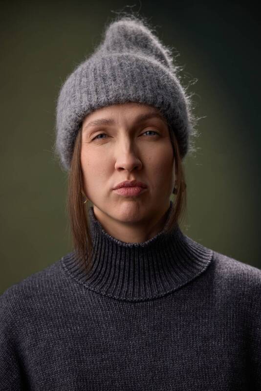 portrait, headshot, girl, laugh, smile, green backdrop Jenny фото превью