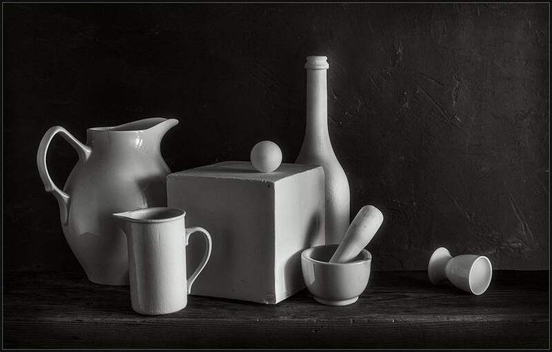 Белым по черному фото превью