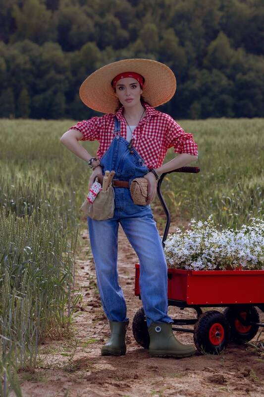 девушка, поле, лето, вечер, рабочий костюм, тележка, лес Труженица фото превью