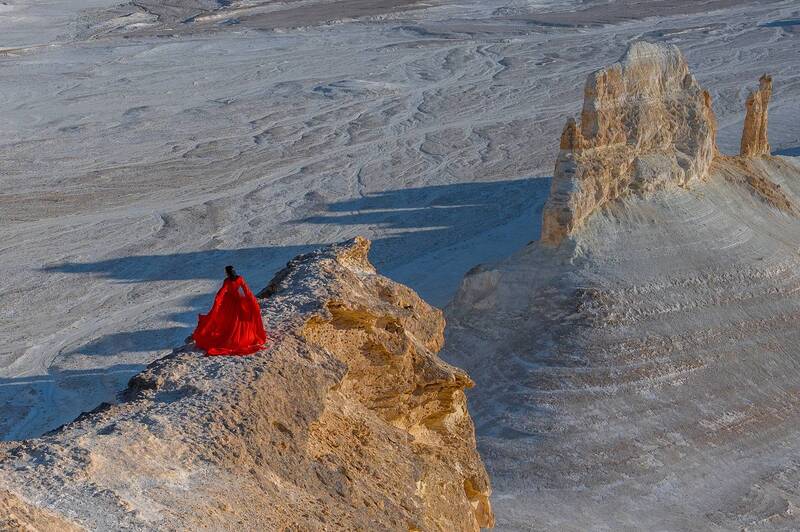бозжира, пустыня, скалы, обрыв, мангыстау, казахстан, красное платье, вечер, заката КРАСНОЕ ПЛАТЬЕ фото превью