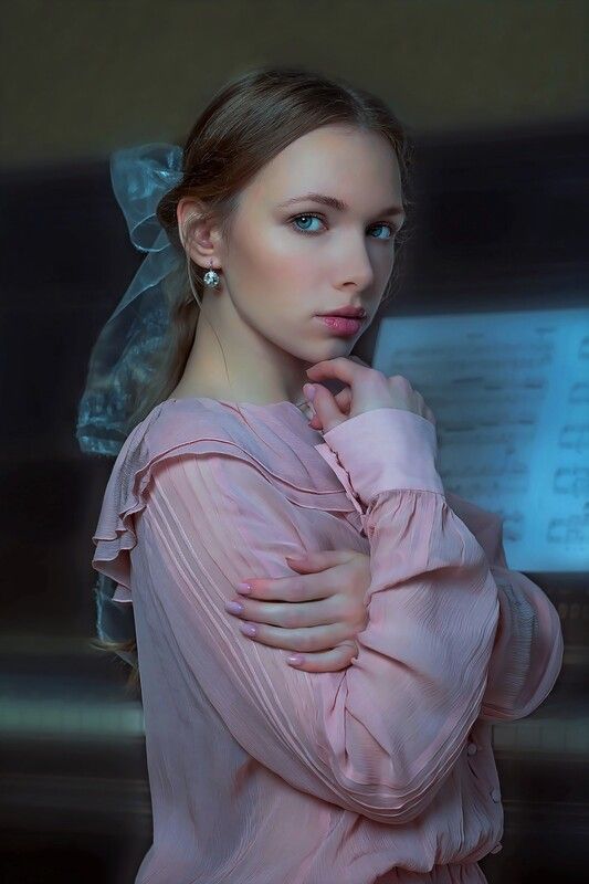 Девушка, розовое платье, пианино, ноты, осторожность Портрет девушки с бантом фото превью