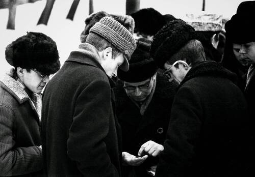 У магазина...