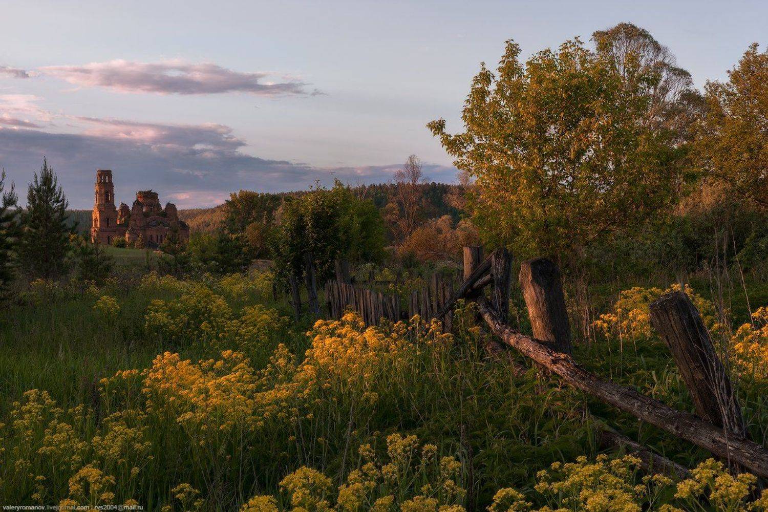 деревня, церковь, закат, солнце, зеленый, синий, голубой, желтый, забор, цветы, желтый, ульяновск, Валерий Романов