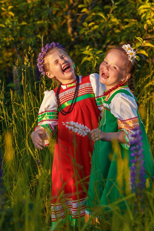 этнос, лето, закат, девочки, венок, сарафан, солнце, люпины Девчушки-хохотушки фото превью