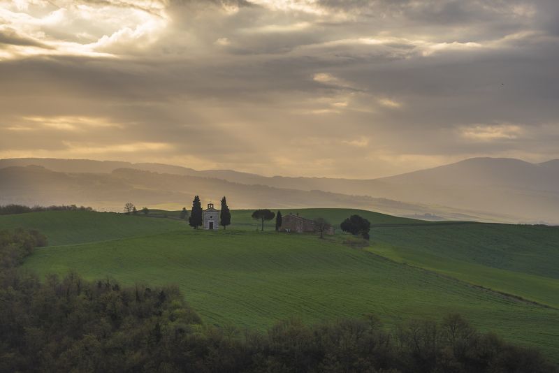 пейзаж, утро, облака, италия, тоскана, долина Утренние лучи над часовней Виталета фото превью