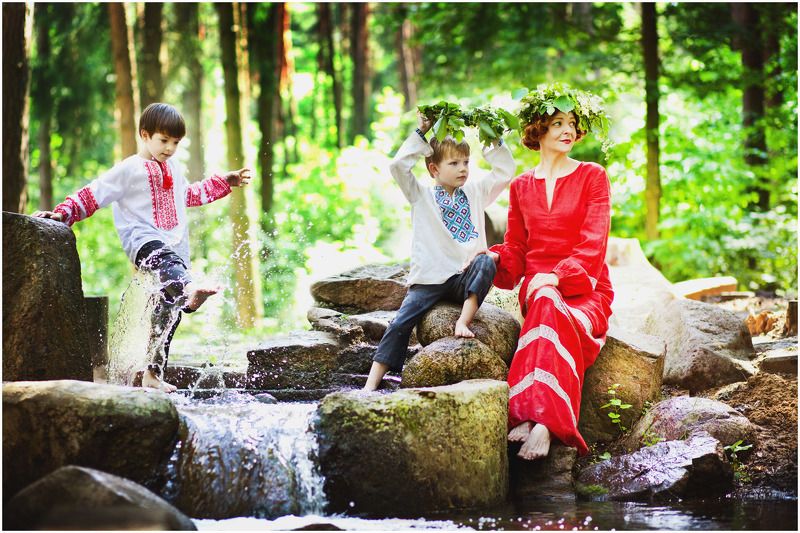 дети мама в лесу родник На роднике фото превью