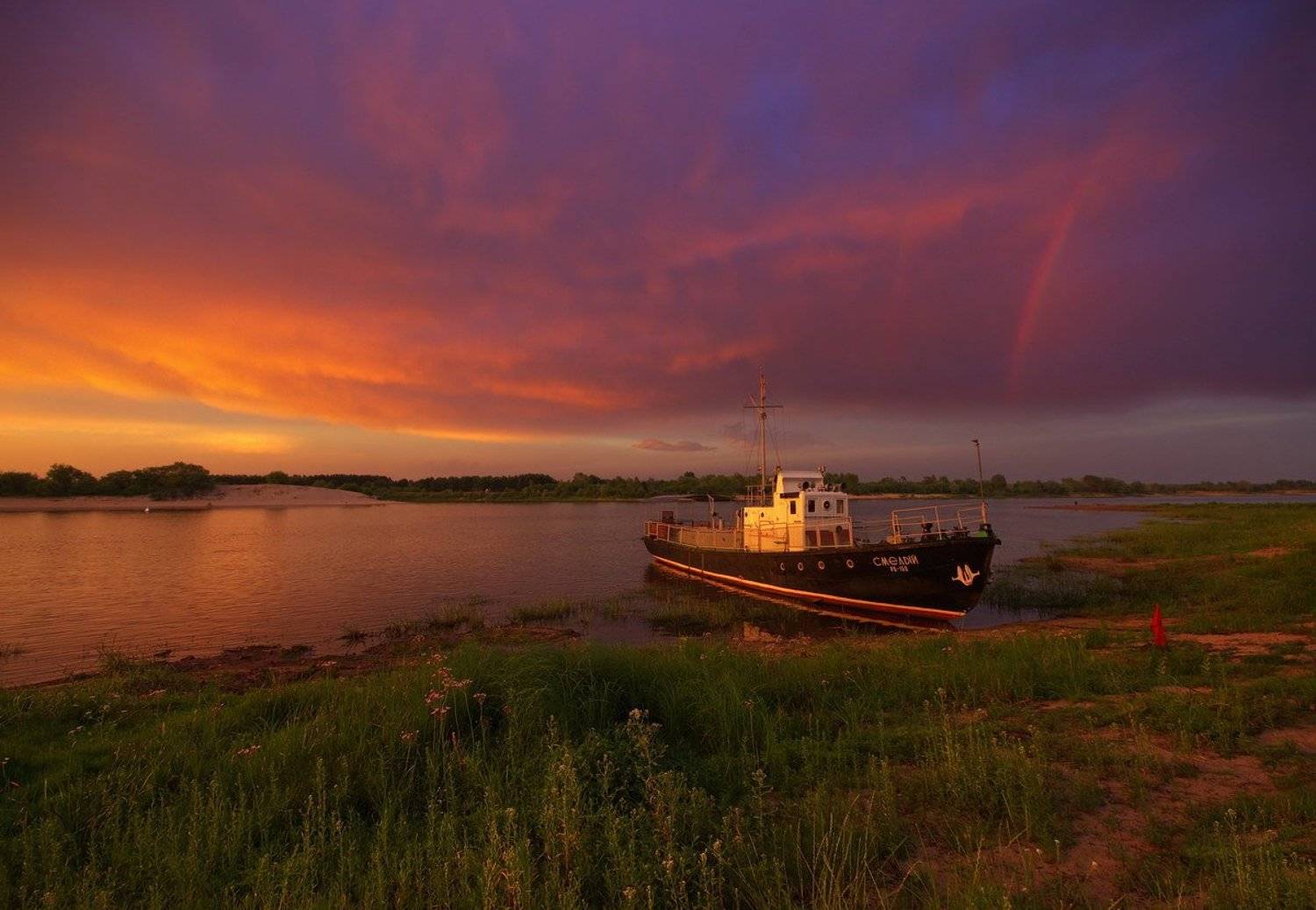 закат, радуга, река, баркас, трава, небо, Беларусь, пейзаж, полесье, лето, Сергей Шляга