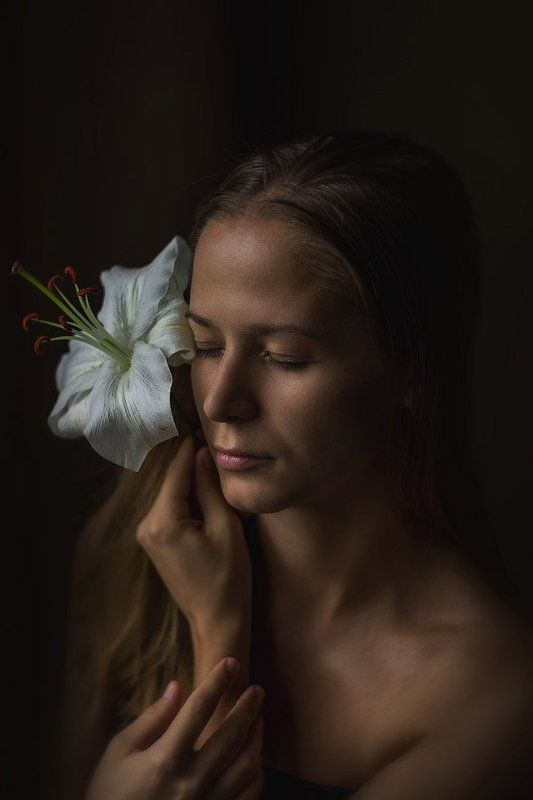 Девушка и лилия фото превью
