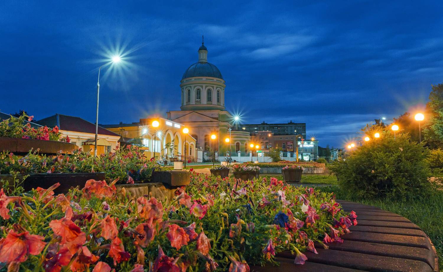 церковь, храм, город озёры, озёры, московская область, архитектура, цветы, лето, церковь святой троицы, православие, христианство, Жгилёв Сергей