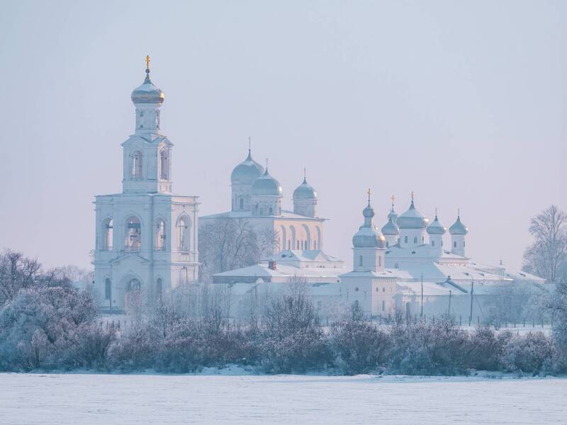 монастырь, зима, врхитектура В дымке фото превью