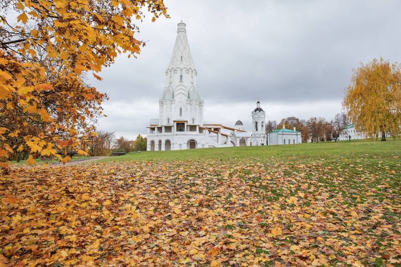 парк коломенское, парки, осень, золотая осень, церковь, храм, православие, коломенское, москва, нагатинский затон, архитектура, русская архитектура Хмурая осень в Коломенском. фото превью