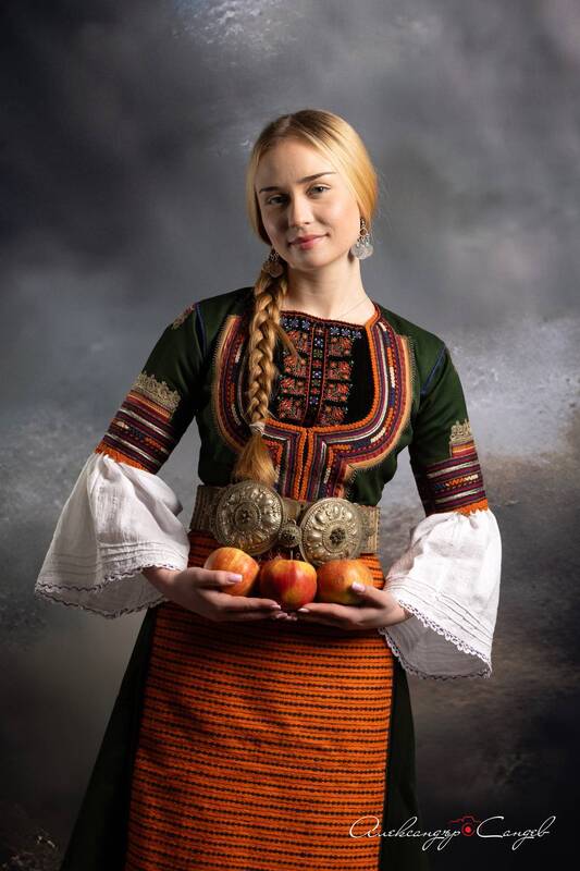 Болгарская девушка в аутентичном национальном костюме фото превью