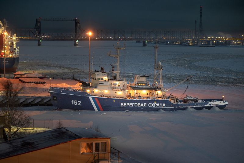 Корабль береговой охраны на зимней стоянке. Архангельск фото превью