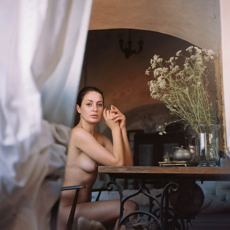 artistic nude, fine art photography, boudoir, film photography, kodak portra, yashica, medium format, analog photography, tel aviv, israel, villa, vintage interior, dried flowers, mirror, natural light, intimate portrait, fine art nude, nude art, elegant NI. 39 фото превью